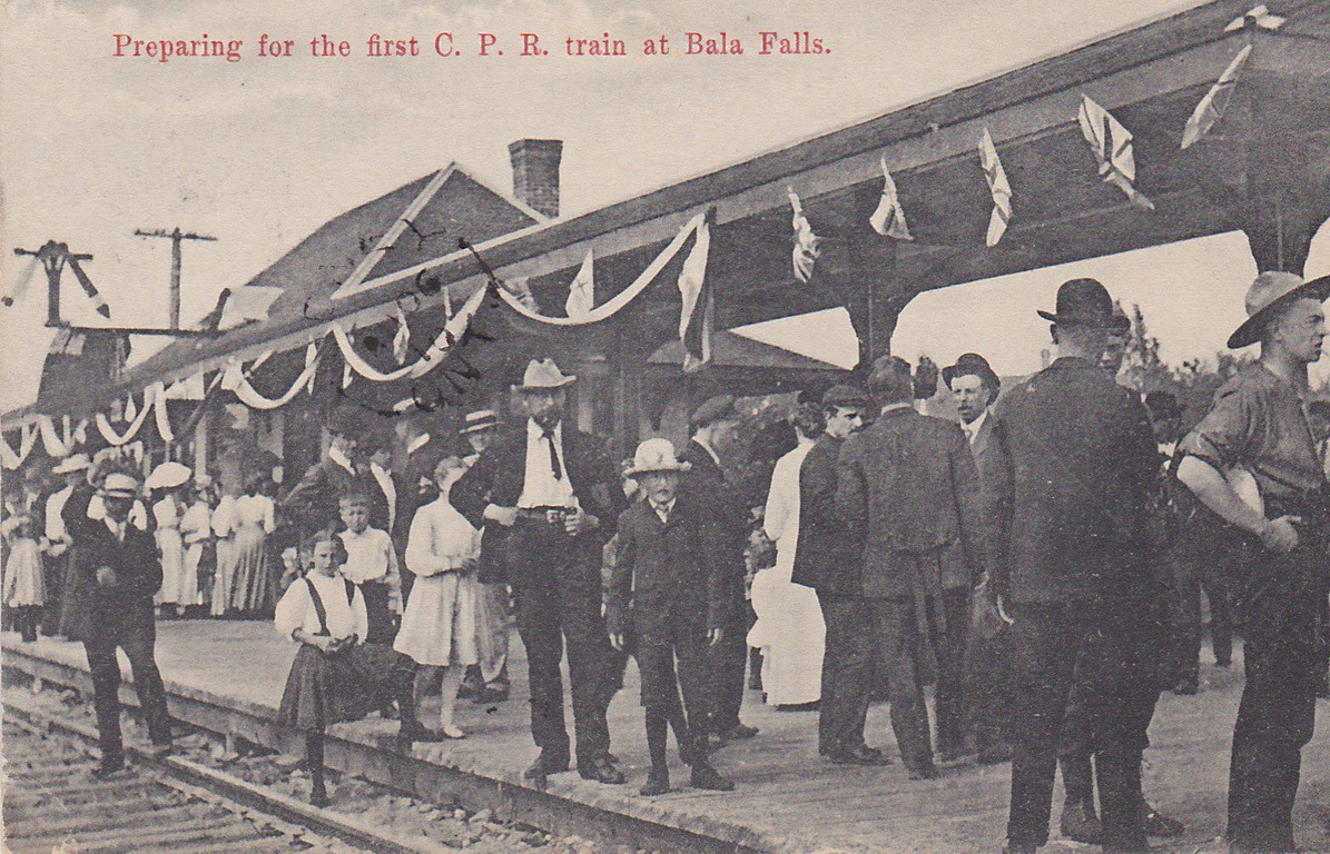 WaitingForFirstTrain19070624.jpg